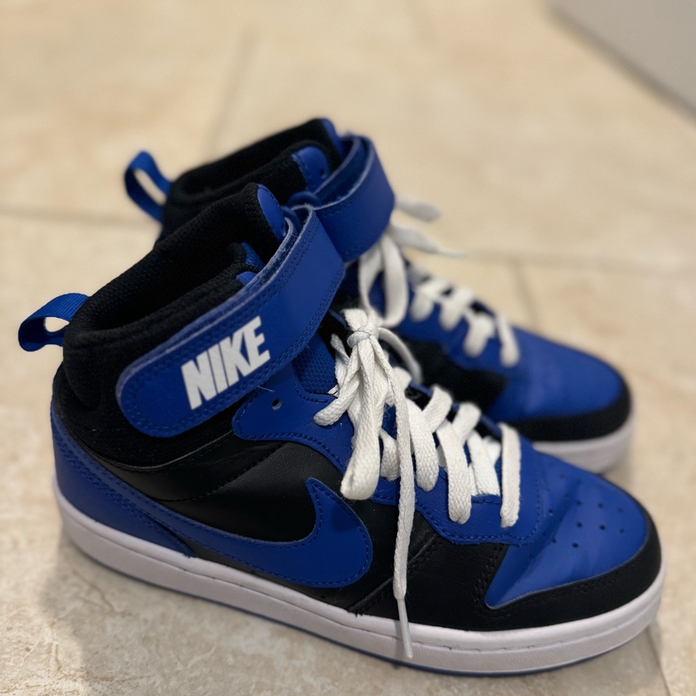 Nike Kids Grade School Court Borough Mid 2 Shoes. Size 4